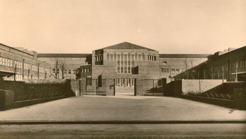 Ansicht auf den Neubaukomplex beiden Schulen und der Halle. Es wirkt sehr modern, sachlich und nüchtern, ohne bauliche Verzierungen