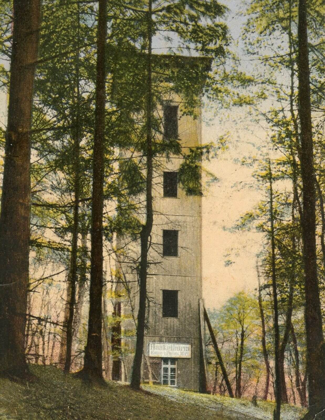 Aussichtsturm aus Holz im Wald