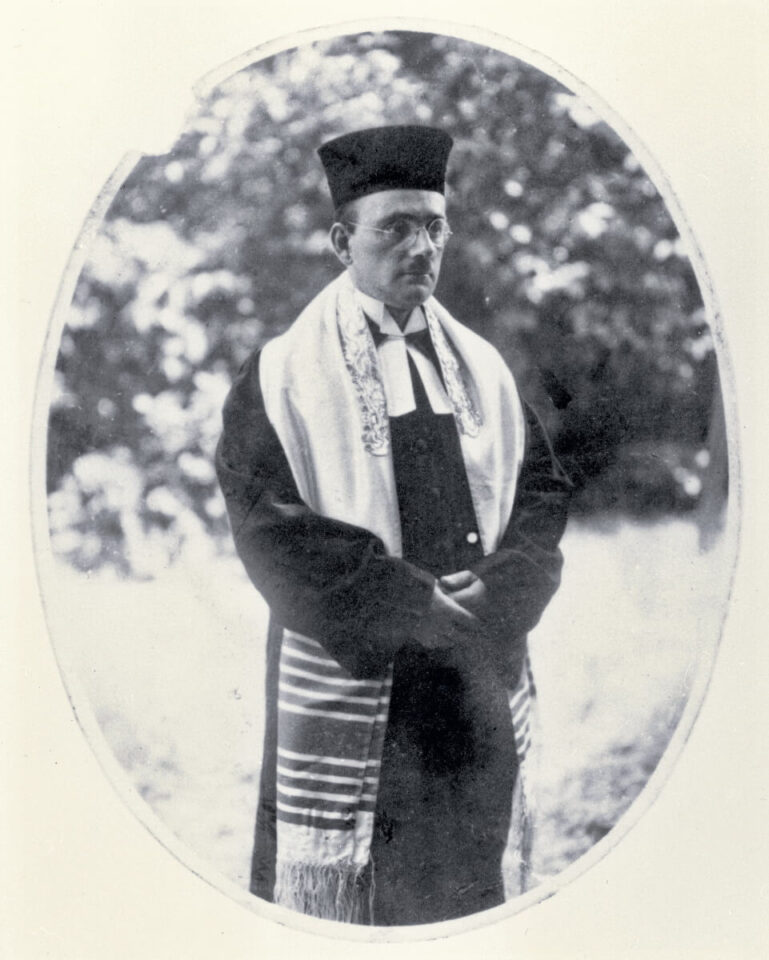 Portrait Alfred Gordon in seiner Kleidung als jüdischer Kantor und Prediger