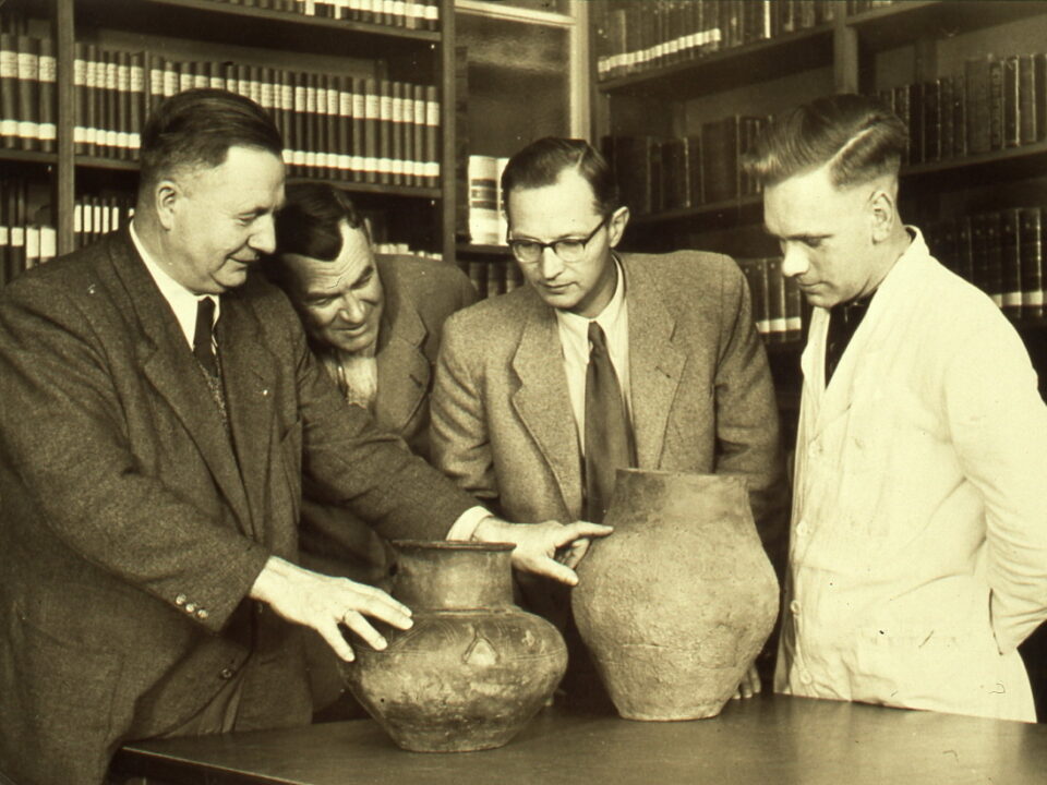 Der ehemalige Museumsdirektor Willi Wegewitz (1898-1996) mit drei seiner Mitarbeiter beim Betrachten von Urnen
