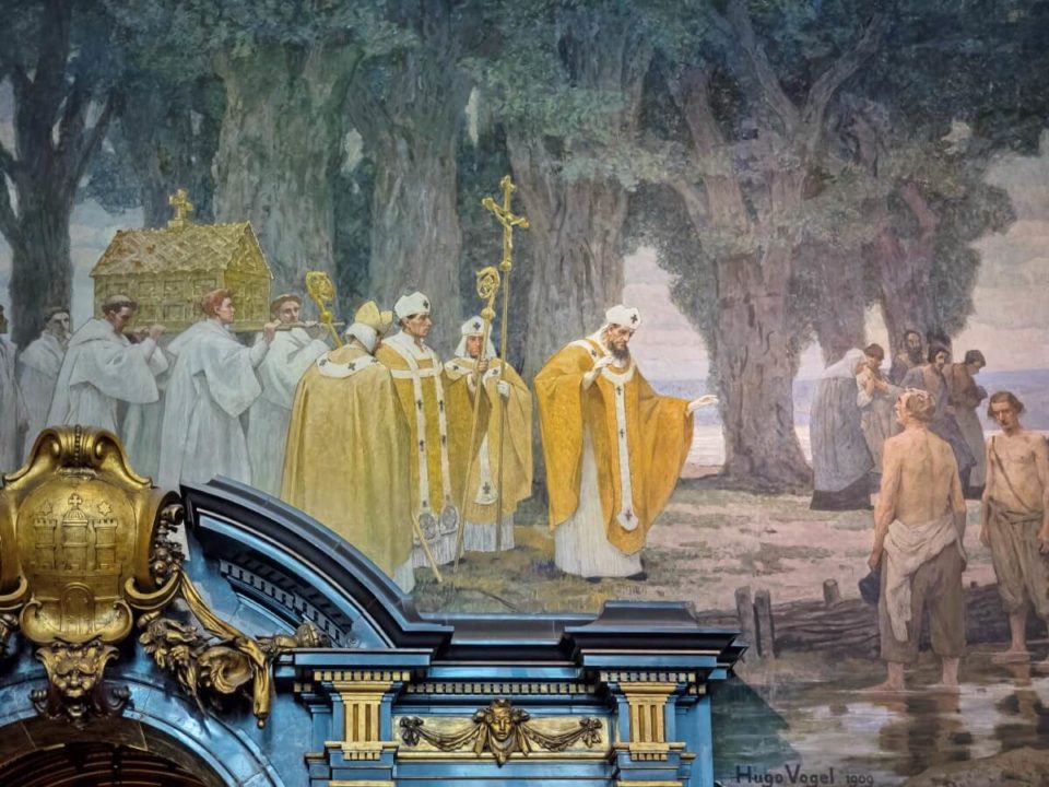 Ausschnitt des Wandgemäldes, der Ansgar in goldener Robe und demütiger Haltung in Begleitung eines geistlichen Gefolges zeigt