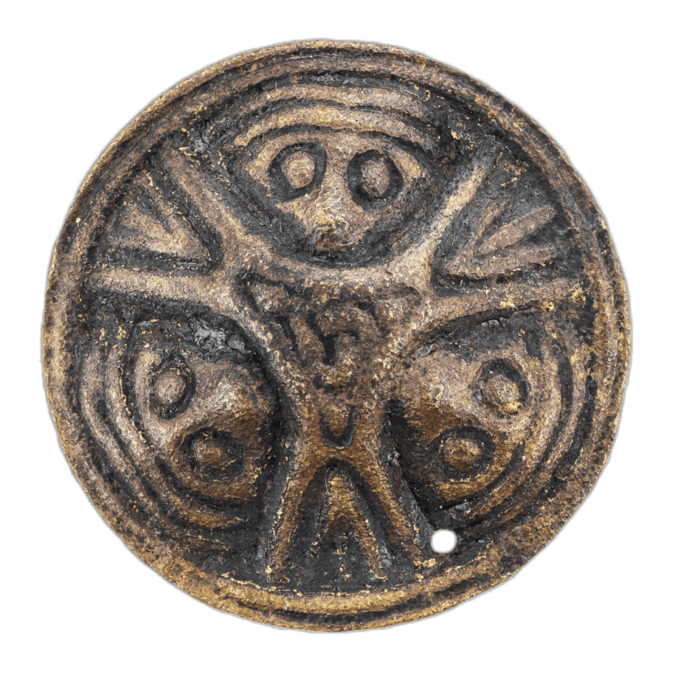 kreisrunde Gewandspange der Wikingerzeit im skandinavischen Borre-Stil mit kleeblattartig angeordneten Tierköpfen
