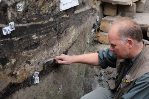 Blick auf die Ausgrabungsstelle an der „Neuen Burg“: Grabungsleiter Kay-Peter Suchowa