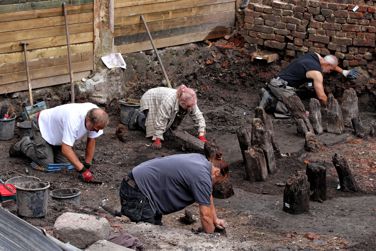 Archäologen bei der Arbeit auf der Ausgrabung "Bei den Mühren" auf der Cremon Insel in Hamburg