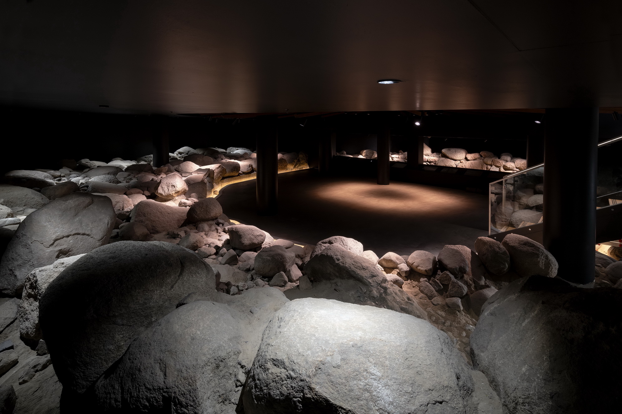 Herzstück des Museums ist der illuminierte Steinkreis des Turmfundamentes mit 19 Metern Durchmesser