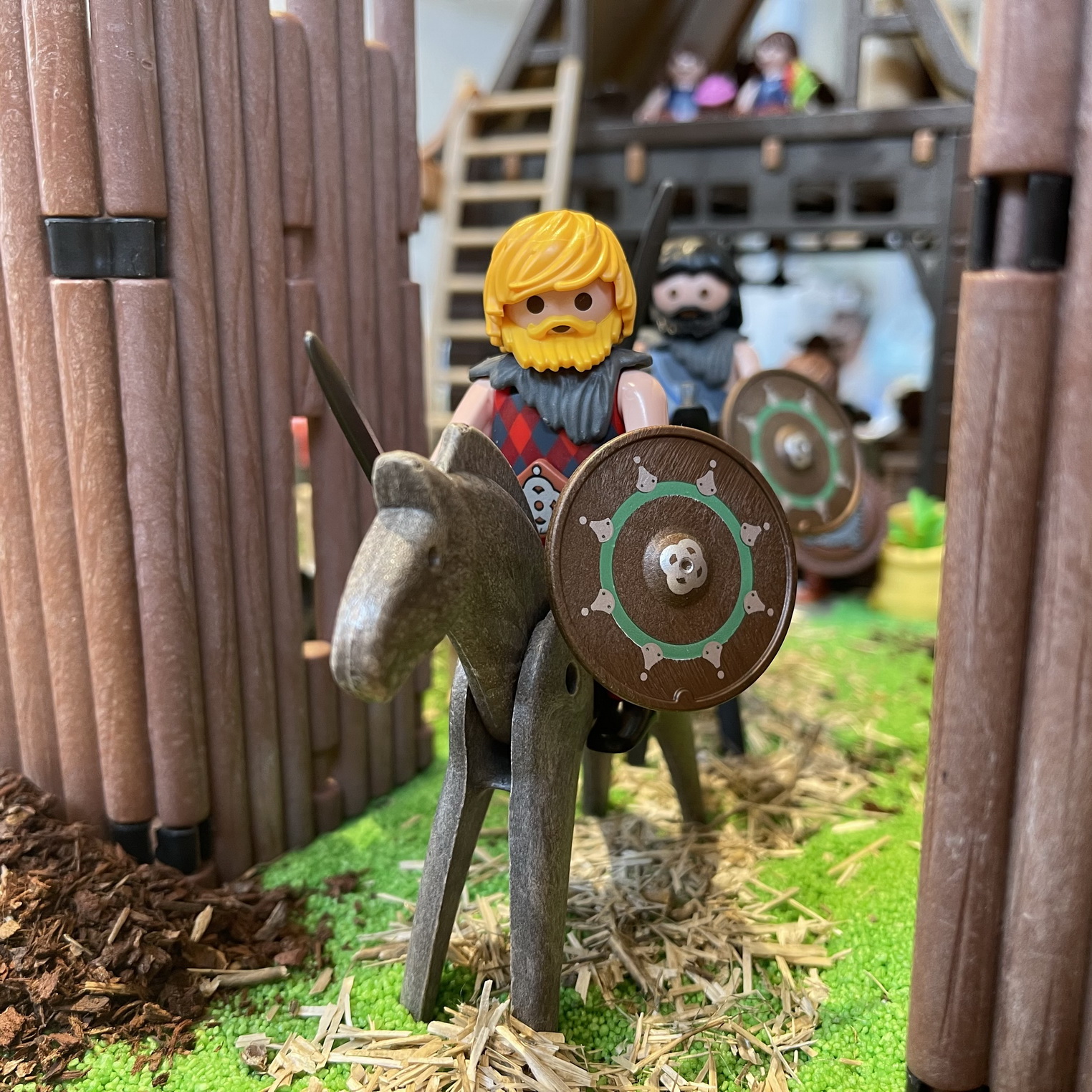 PLAYMOBIL-Szene mit bewaffnetem Reiter auf Pferd