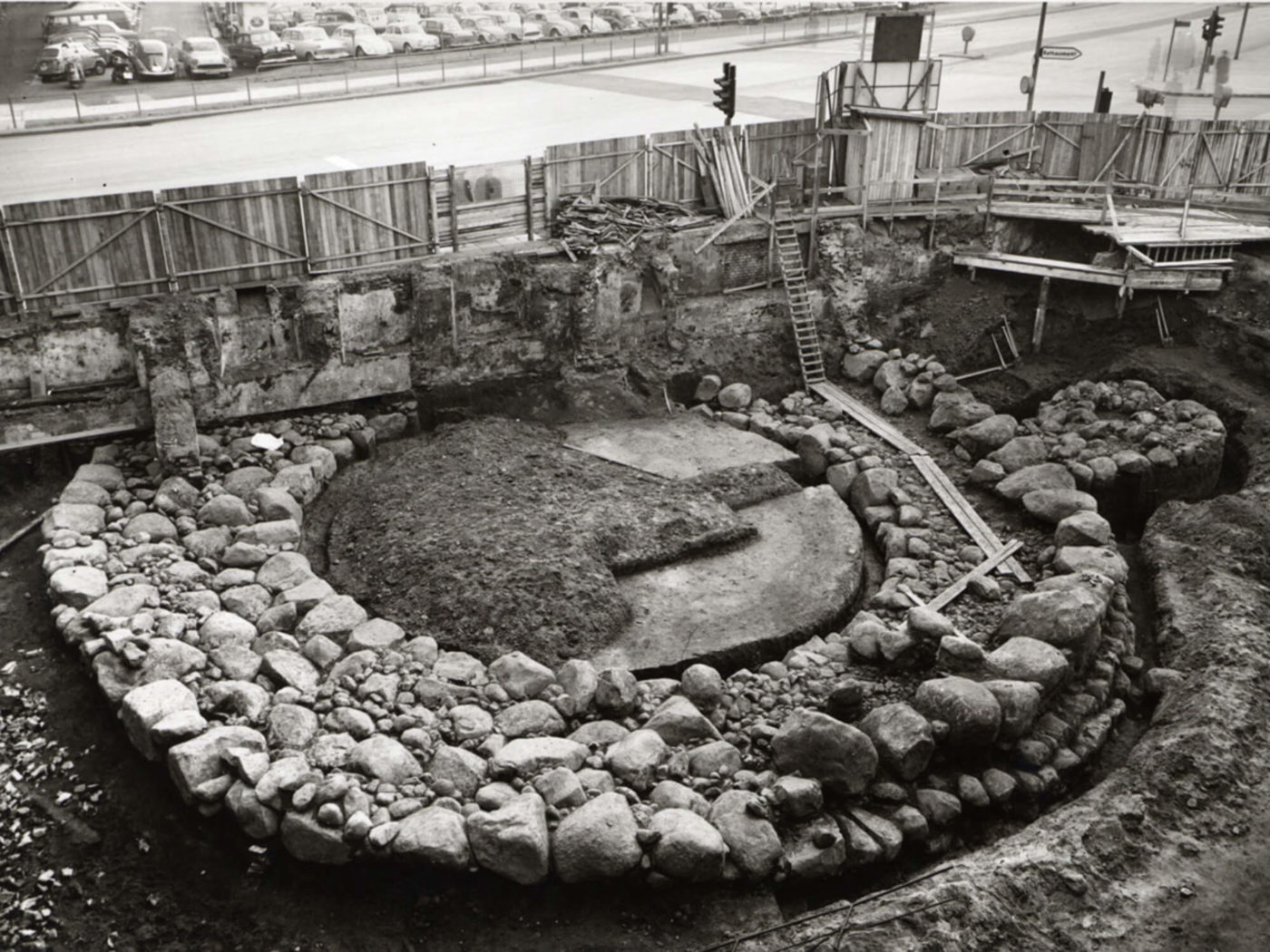 Der Steinkreis des Bischofsburg-Fundamentes bei seiner Freilegung