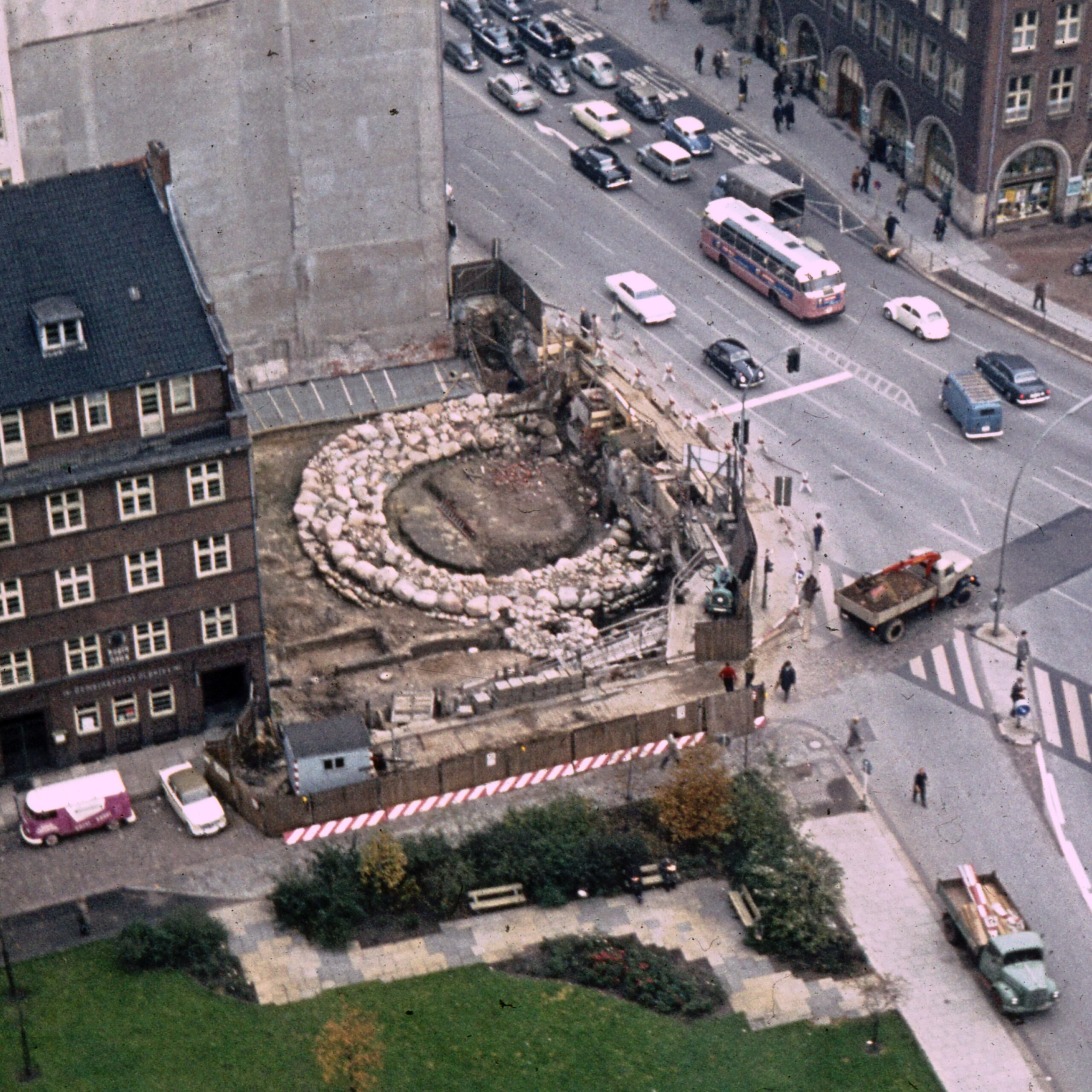 Momentaufnahme der Ausgrabung der Bischofsburg 1963 vom Dach der St. Petrikirche aus. Zu sehen ist das ringförmige Fundament.
