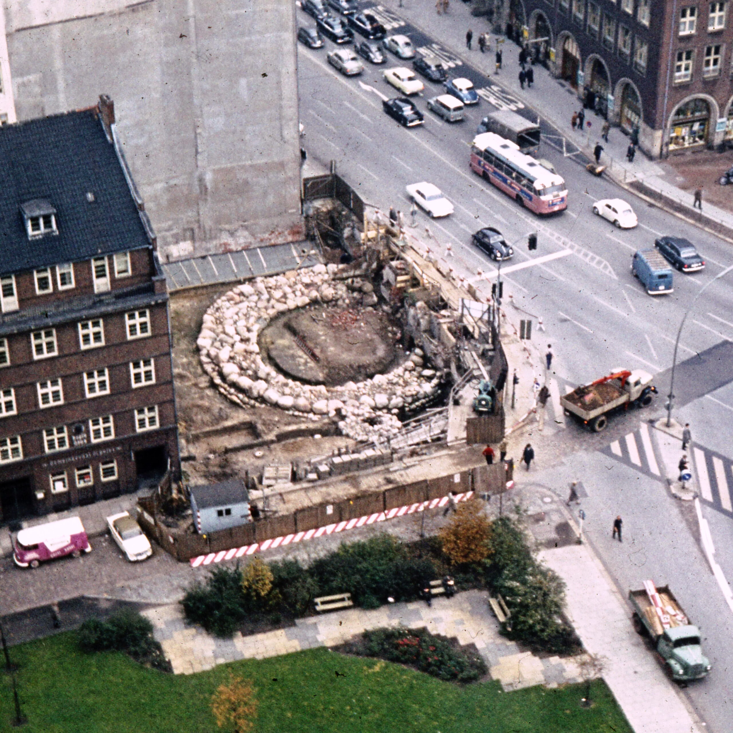 Momentaufnahme der Ausgrabung der Bischofsburg 1963 vom Dach der St. Petrikirche aus. Zu sehen ist das ringförmige Fundament.