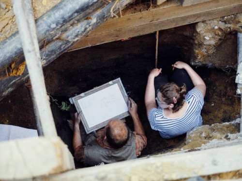 Archaeologe Kay Suchowa und Praktikantin René Froboes-Albrecht auf der Grabung an der Neuen Burg