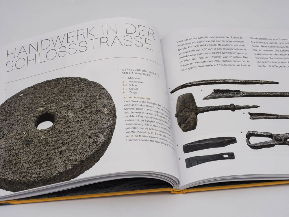 Einblick ins Buch Die Harburger Schloßstraße mit Bilder von Fundobjekten aus dem Bereich Handwerk