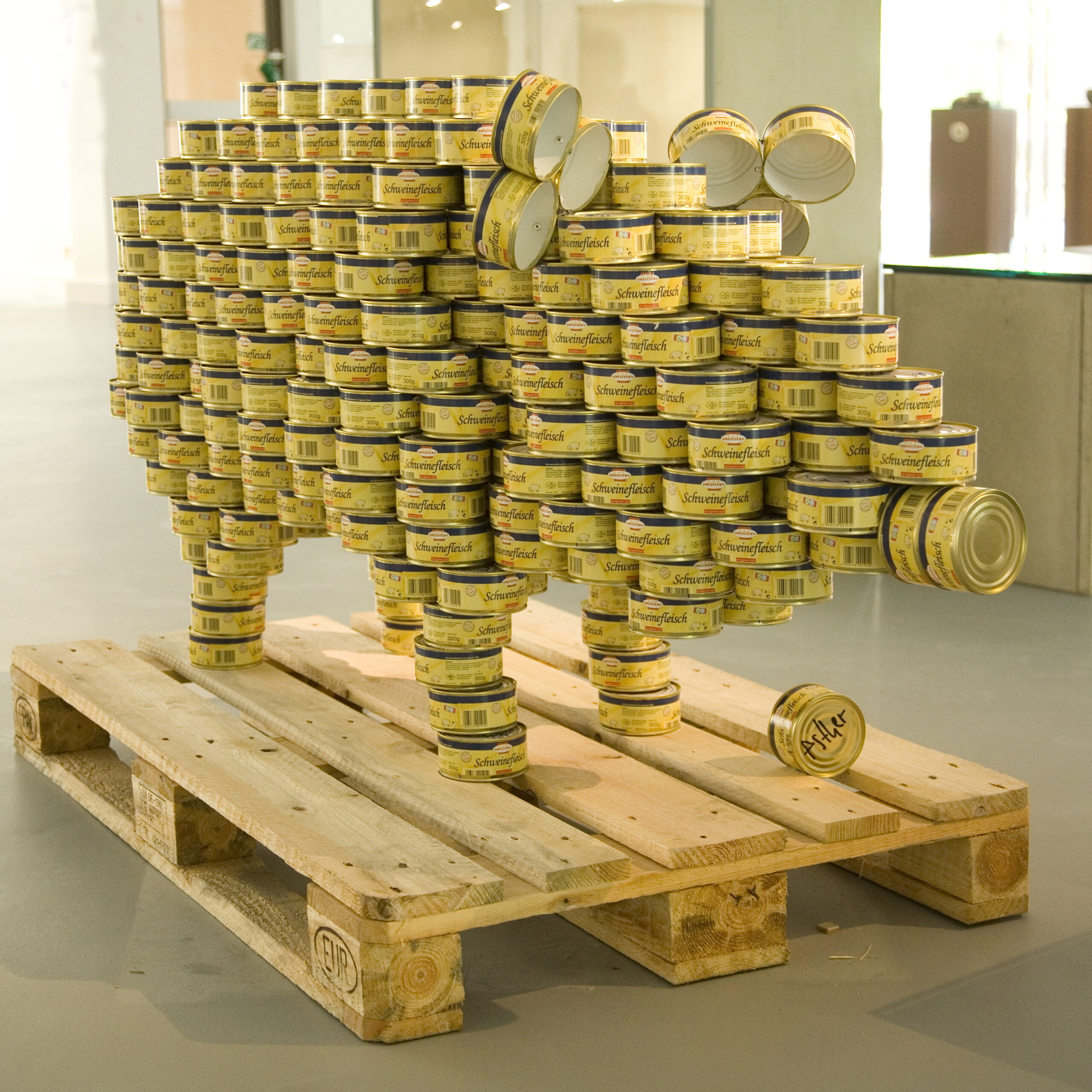 Schweinskulptur, gefertigt aus Konservendosen im Archäologischen Museum Hamburg