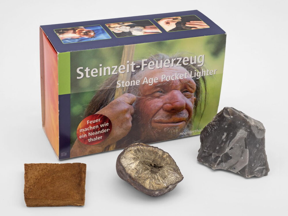 Steinzeit-Feuerzeug mit Feuerstein, Markasit, Zunderpilz und Stroh