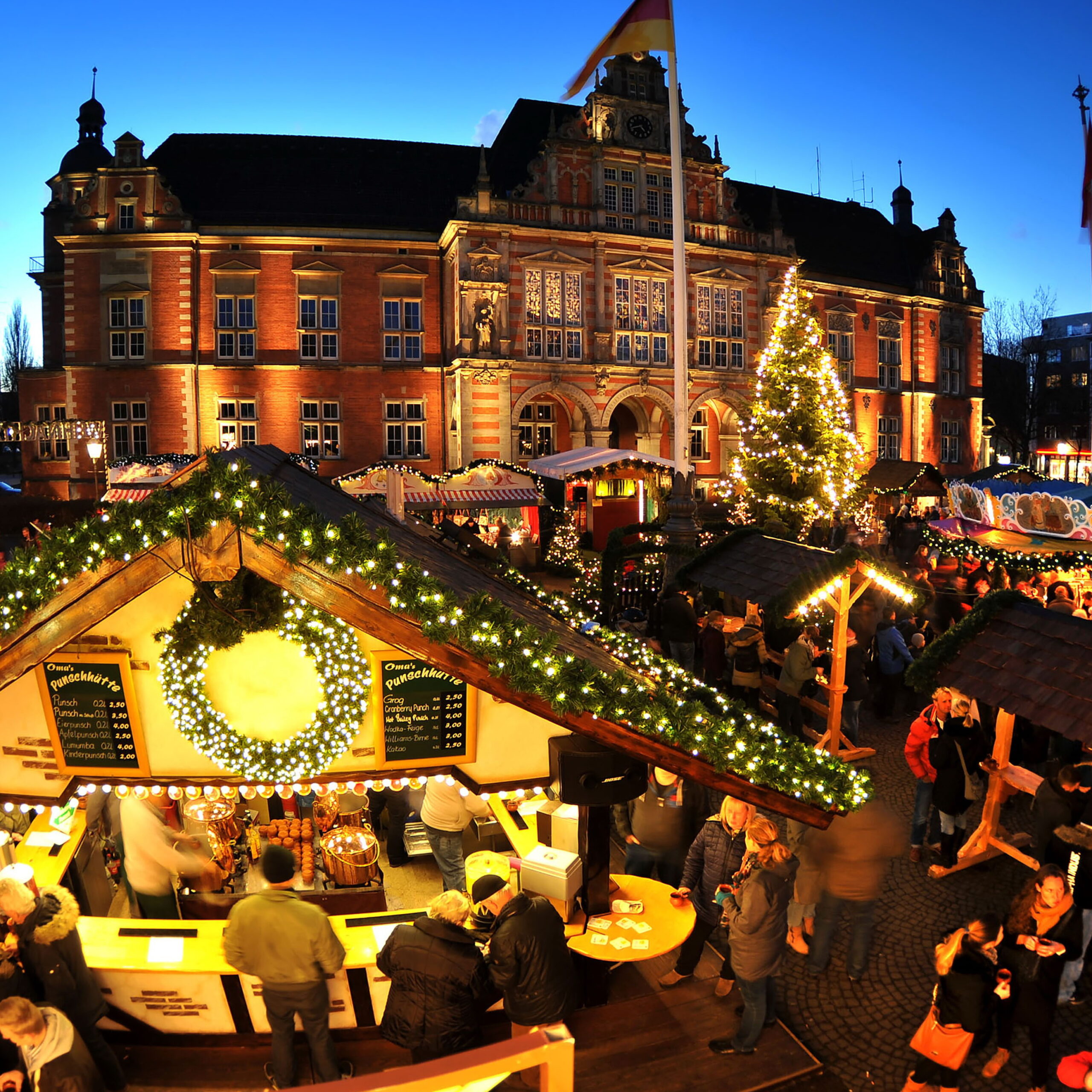 Blick auf den Weihnachtsmarkt und das Harburger Rathaus