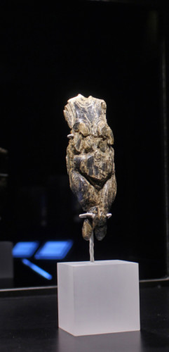 Geschmückte Frau Figurine in der Ausstellung "EisZeiten" im Archäologischen Museum Hamburg