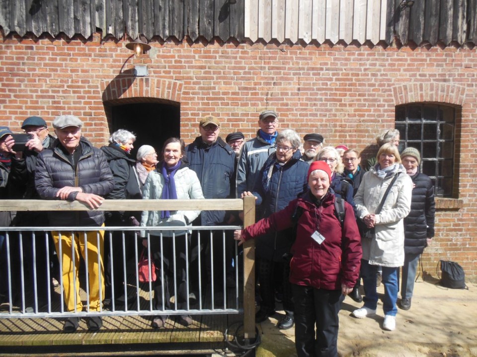 Gruppenfoto der Vereinsmitglieder vor der Karoxbosteler Mühle