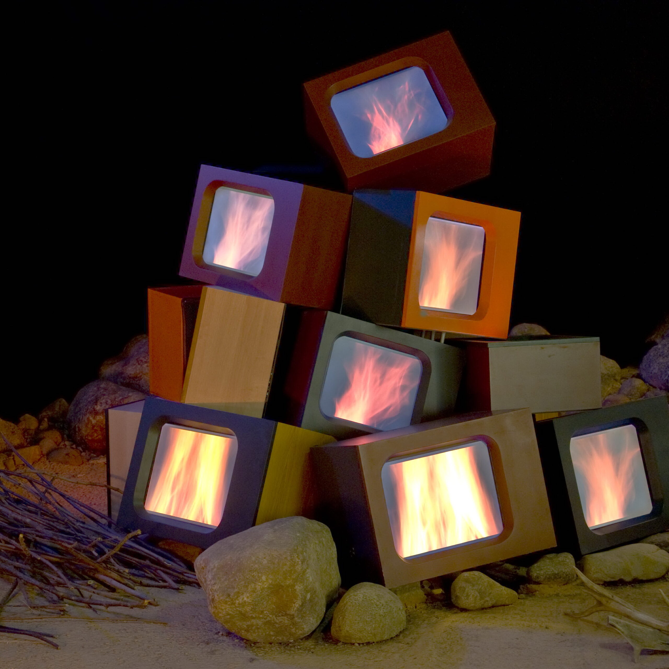 Das Bild zeigt die Installationen "Feuerstelle" in der Ausstellung, die aus Fernsehmonitoren aufgebaut ist.