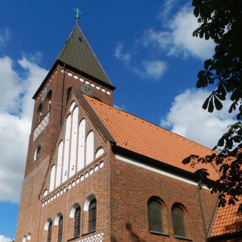 Kirchturm vor blauem Himmel