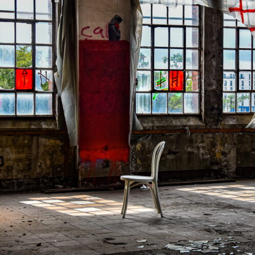 In einem verlassenen Gebäude steht ein zurückgelassener Stuhl