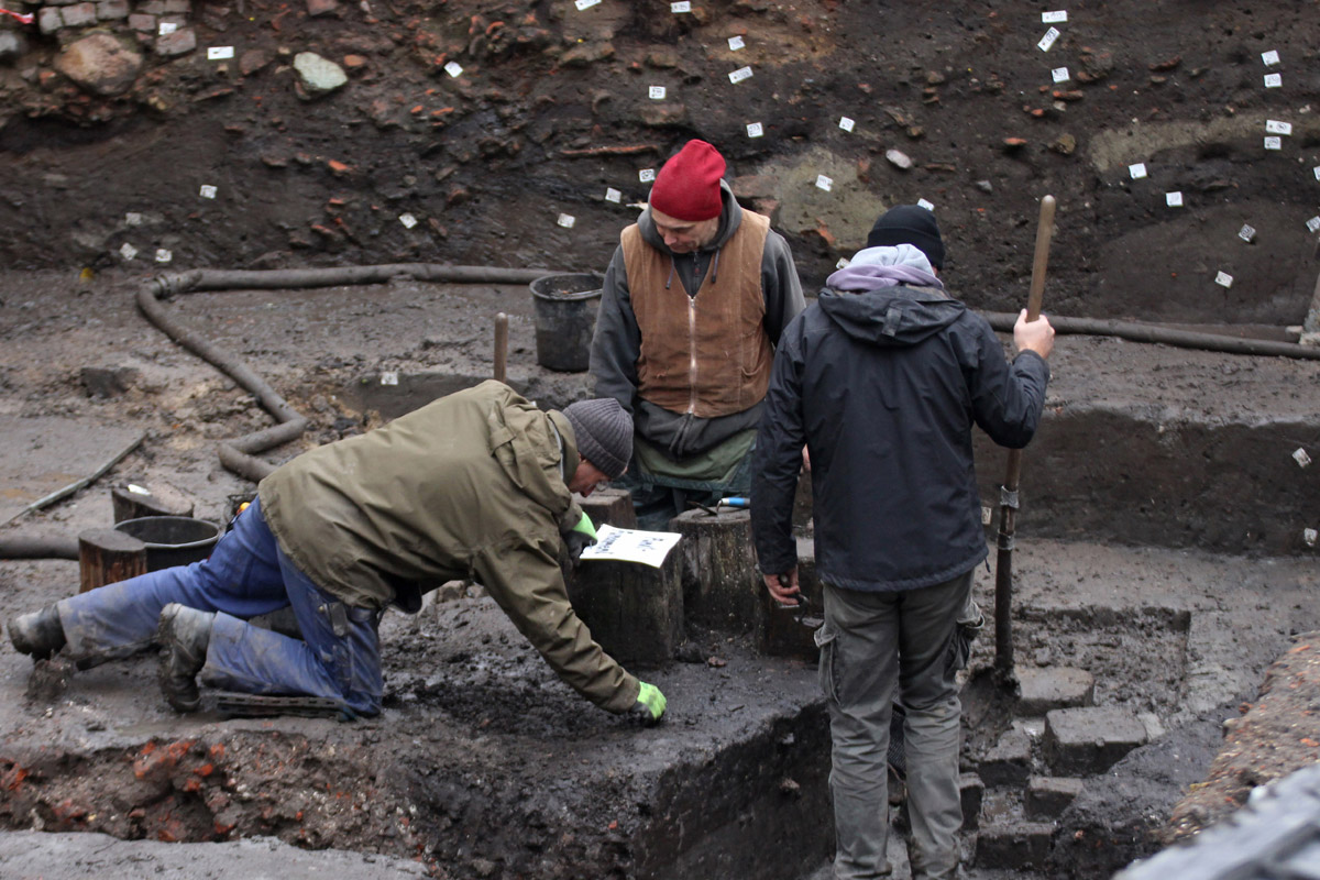 Archäologen des Archäologischen Museum Hamburg auf Ausgrabung in der Hamburger Innenstadt. Cremon Insel