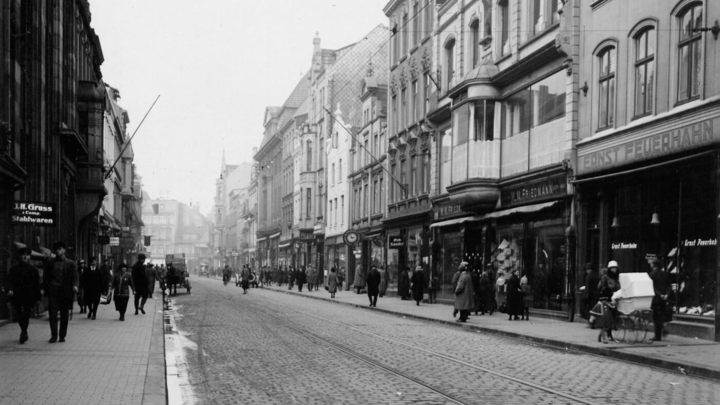 Die Lüneburger Straße in den 1920er Jahren. Eines der Geschäfte ist beschriftet mit "M.M. Friedmann"