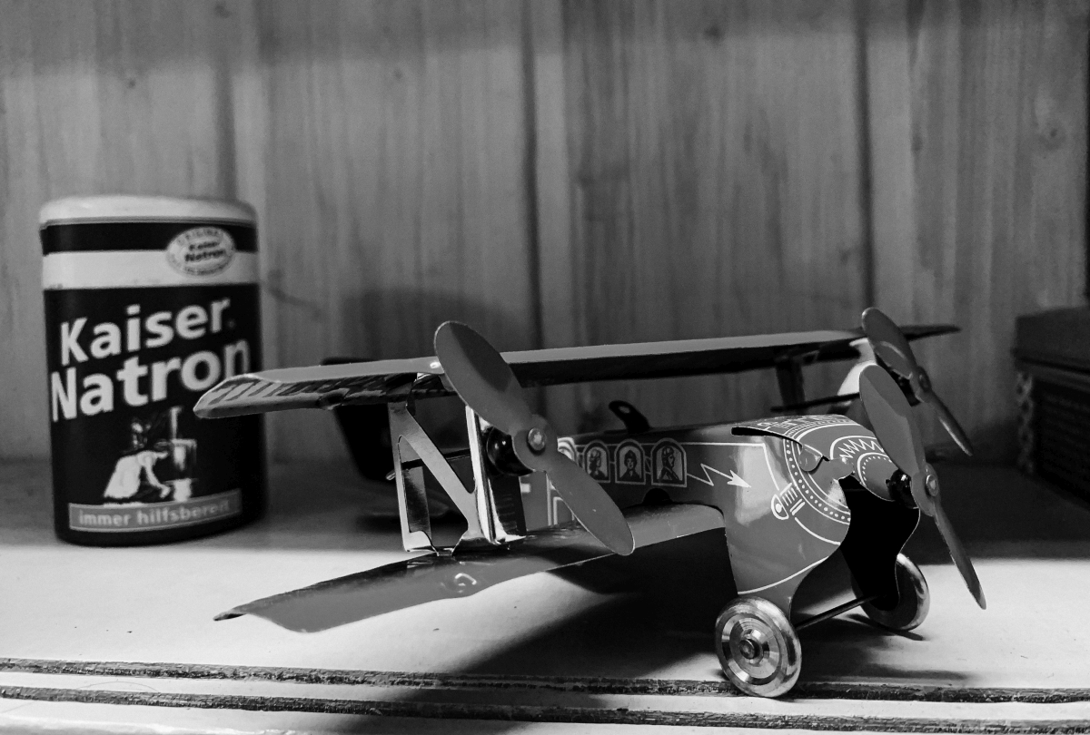 altes Modellflugzeug