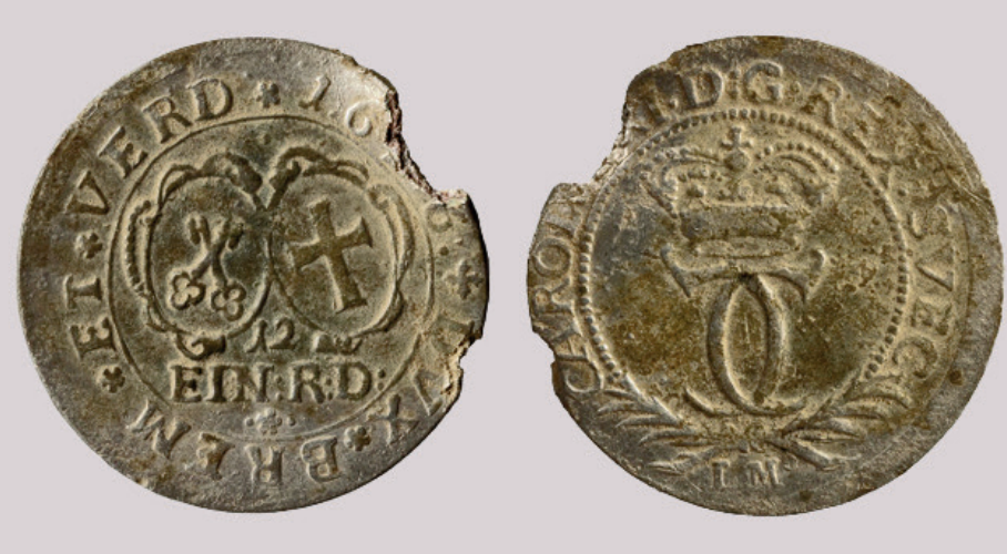 Zwei der 1/12-Taler aus dem Münzhort, geprägt 1696/97 in Bremen und Verden.