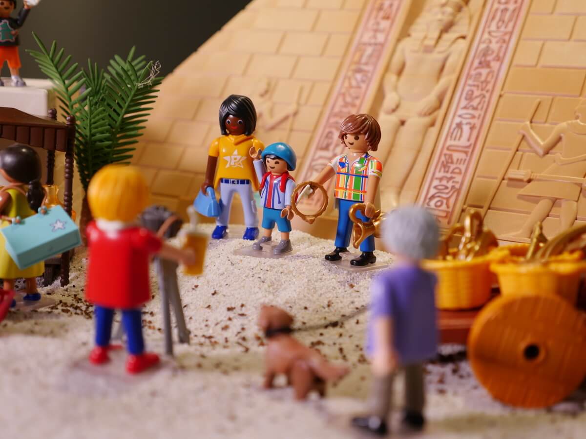 PLAYMOBIL-Diorama mit Touristen vor einer Pyramide, die fotografiert werden