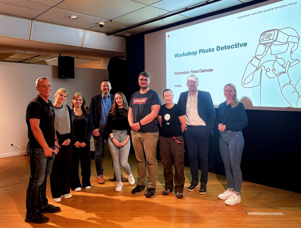 Team von Dataport und dem Archäologischen Museum Hamburg bei der Vorstellung von „Photo Detective“ im Planeten Harburg, 22. Juli 2025.