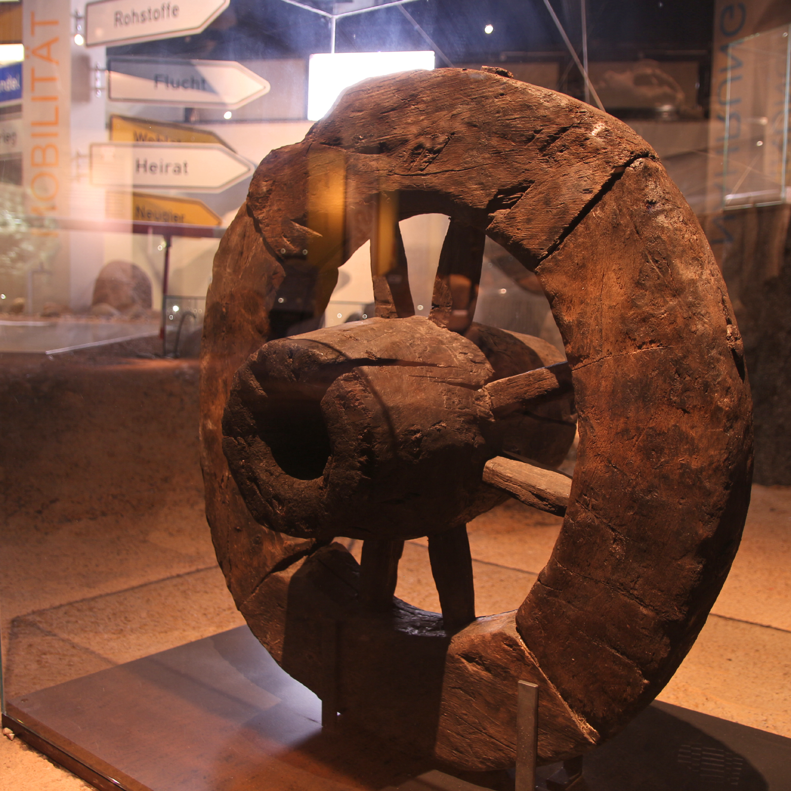 In der Ausstellung: ein Speichenrad aus dem Mittelalter.