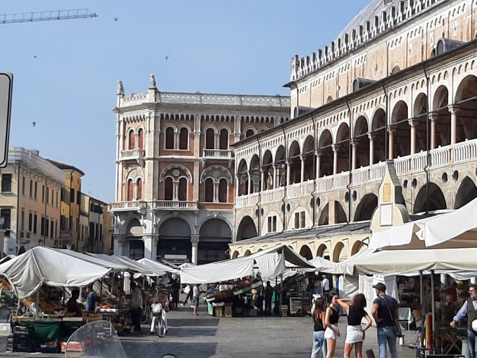 Padua - Piazza delle Erbe mit Marktplätzen am Justizpalast