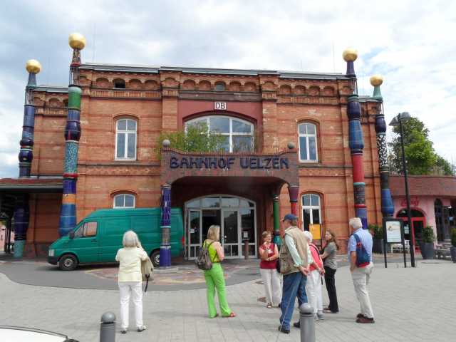 Der Museumsverein besichtigt den Hundertwasser-Bahnhof in Uelzen