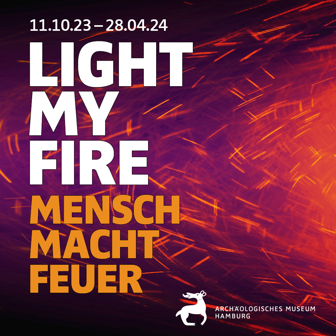 Ausstellungstitel der Ausstellung LIGHT MY FIRE – MENSCH MACHT FEUER mit Laufzeit und Logo des Museums. Im Hintergrund Funken.