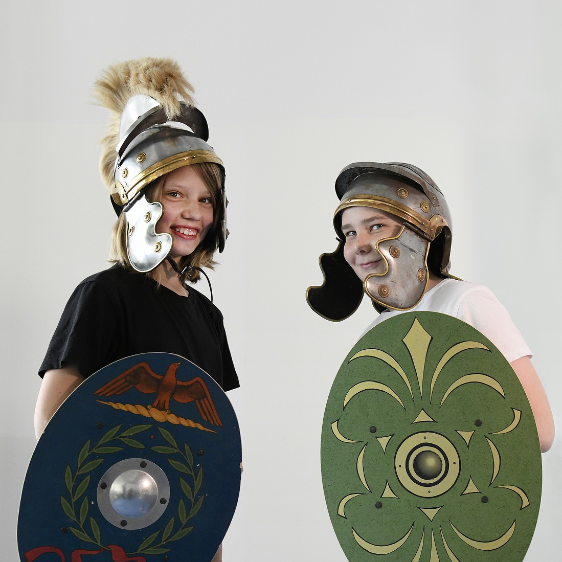 Kinder mit Römerhelm und Schilden