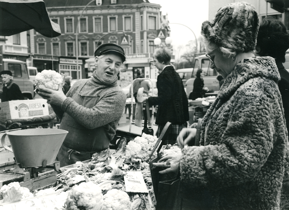 Ein schwarz-weiß Bild vom Wochenmarkt auf dem Sand in Haburg von 1975