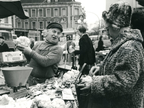 Ein schwarz-weiß Bild vom Wochenmarkt auf dem Sand in Haburg von 1975