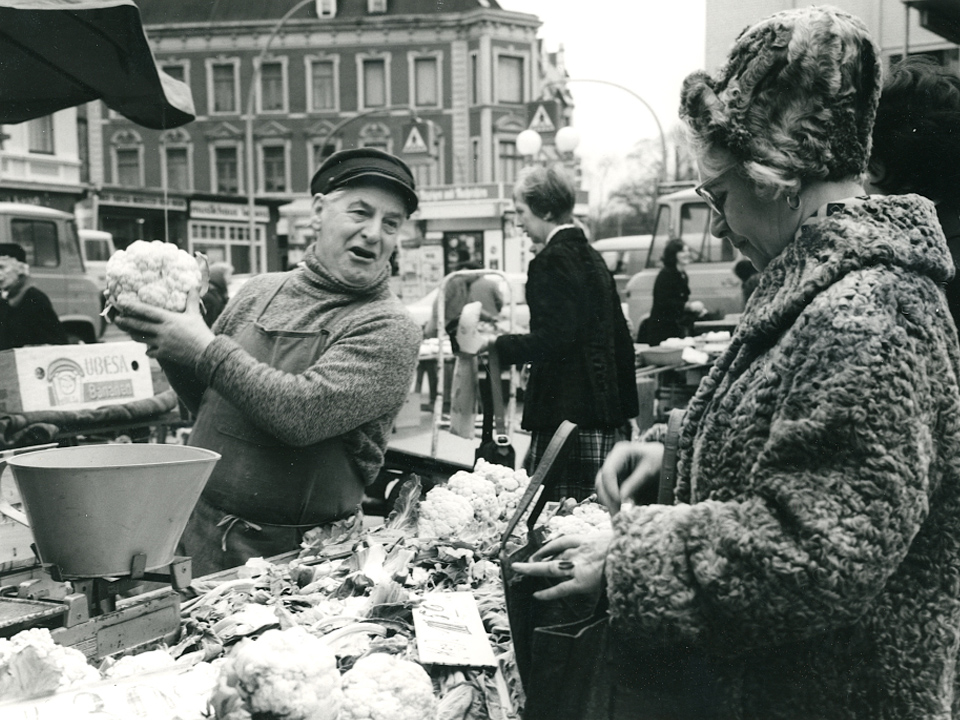 Ein schwarz-weiß Bild vom Wochenmarkt auf dem Sand in Haburg von 1975