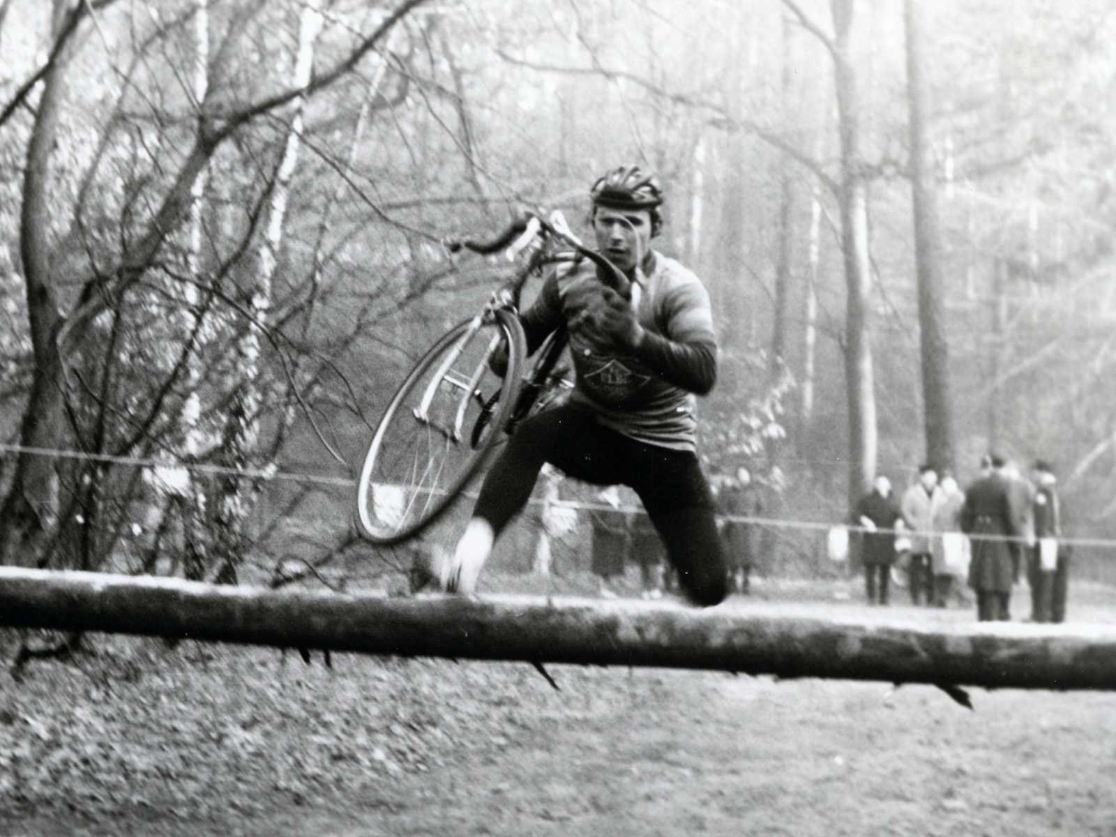 Karl-Heinz Knabenreich als Teilnehmer bei der Hamburger Querfeldein-Meisterschaft 1969 beim Sprung über eine Hürde.