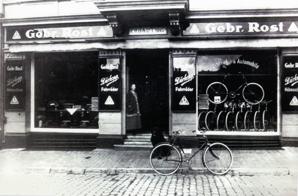 historisches Foto eins Fahrradgeschäftes mit großen Schaufenstern