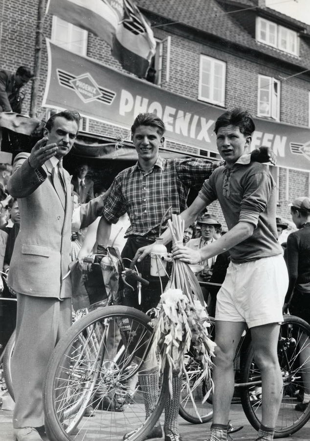 Botho Schröder bei der Siegerehrung des Jugendrennens des Großen Phoenix-Preises 1952.