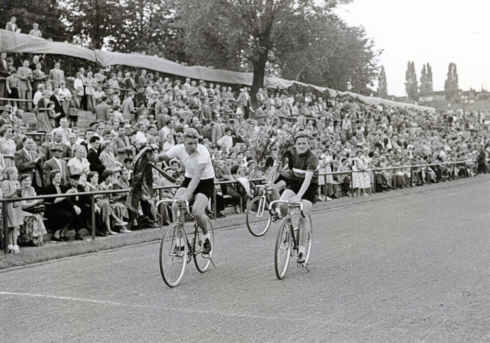 Begeistert verfolgen tausende Zuschauer 1955 die Aschenbahnrennen im „Außenmühle-Stadion“.