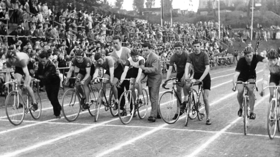 Der Start zum Aschenbahnrennen in Harburg am 1. Mai 1959.