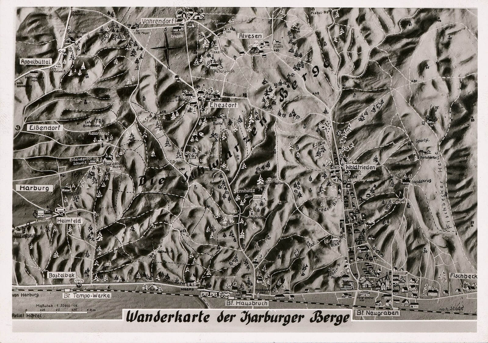 schwarz-weiße Postkarte mit einer gezeichneten Karte der Harburger Berge, eingezeichnet sind diverse Ausflugsziele